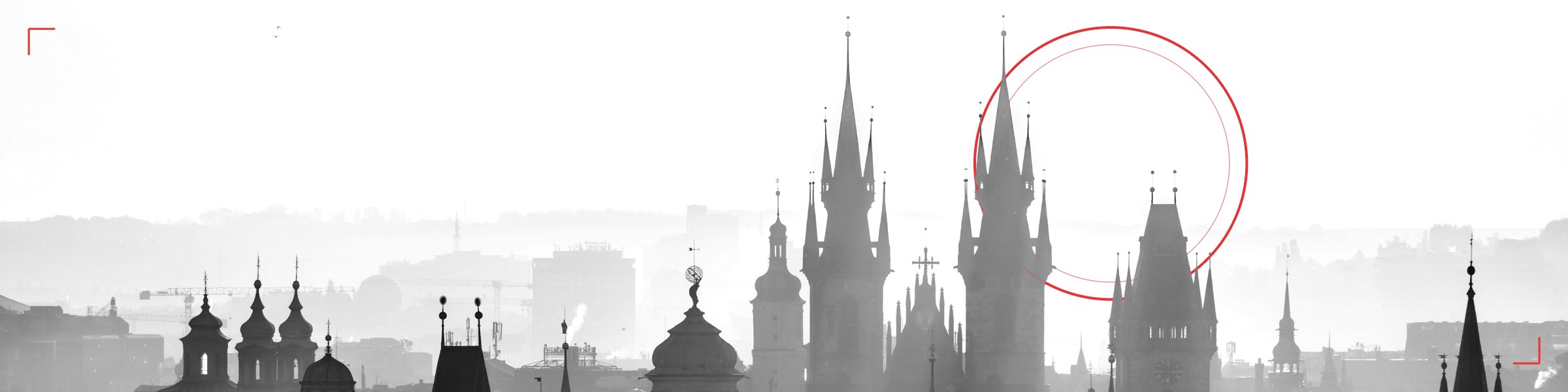 Panorama pražských věží za východu slunce